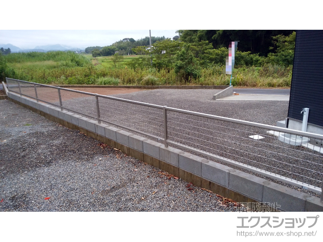 鹿児島県出水市ののフェンス・柵 シンプレオフェンスM2型 縦井桁メッシュ 間仕切りタイプ 施工例