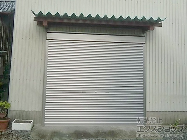 三重県伊勢市のLIXIL リクシル（トステム）のガレージシャッター ガレージシャッタークワトロ 手動式 外部付タイプ 施工例