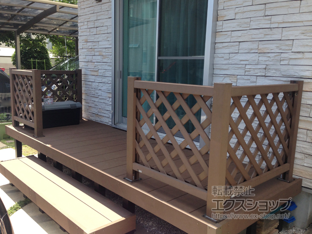 東京都羽村市ののウッドデッキ リウッドデッキ 200＋ リウッドデッキ200 段床セット 正面タイプ 1段＋リウッドデッキフェンス2型＜ラチス格子＞ 施工例
