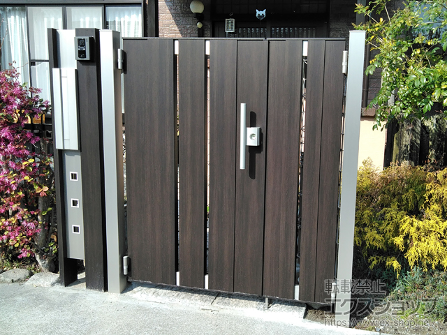 熊本県八代市のの門扉 ルシアス門扉BS01型 たてスリット 両開き親子 複合カラー 門柱使用 施工例