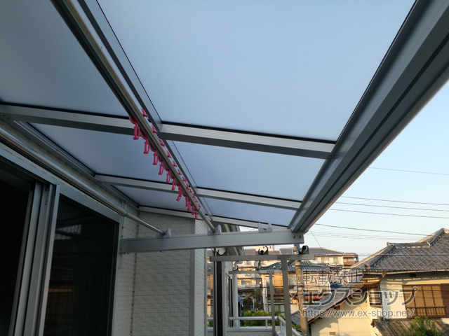 神奈川県横浜市のLIXIL リクシル（トステム）のバルコニー・ベランダ屋根 パワーアルファ F型 ルーフタイプ 単体 積雪〜30cm対応＋ルーフ用竿掛け　2個入り×1セット 施工例