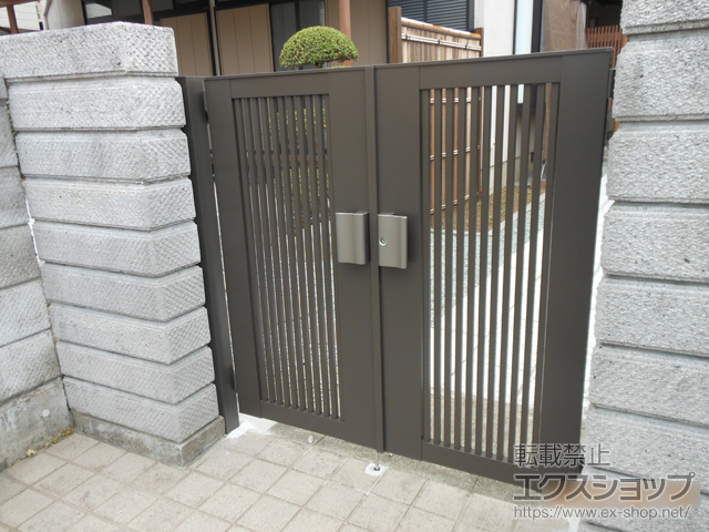神奈川県秦野市のの門扉 ライシス門扉 2型 細たて桟 両開き 柱使用 施工例