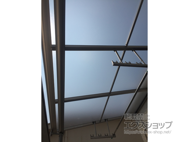 大阪府東大阪市ののバルコニー・ベランダ屋根 ヴェクターテラス F型 屋根タイプ 単体 積雪〜20cm対応＋吊り下げ式固定物干し　標準2本入り×1セット 施工例