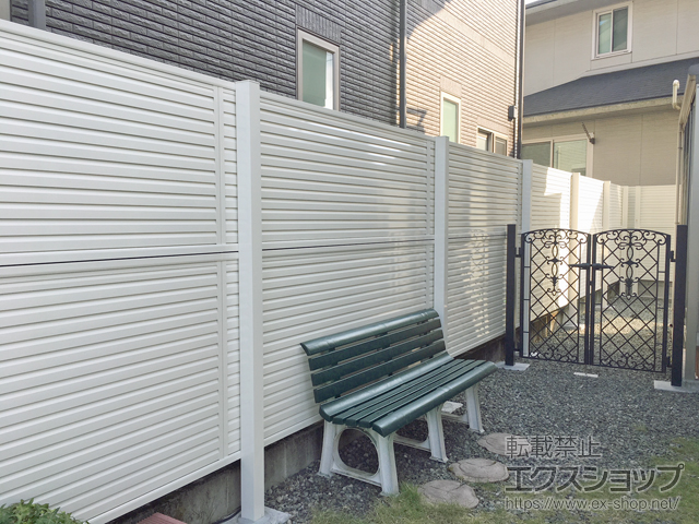 鹿児島県姶良市のの門扉 ミエーネフェンス 目隠しルーバータイプ 2段支柱 自立建て用（パネル2段） 施工例
