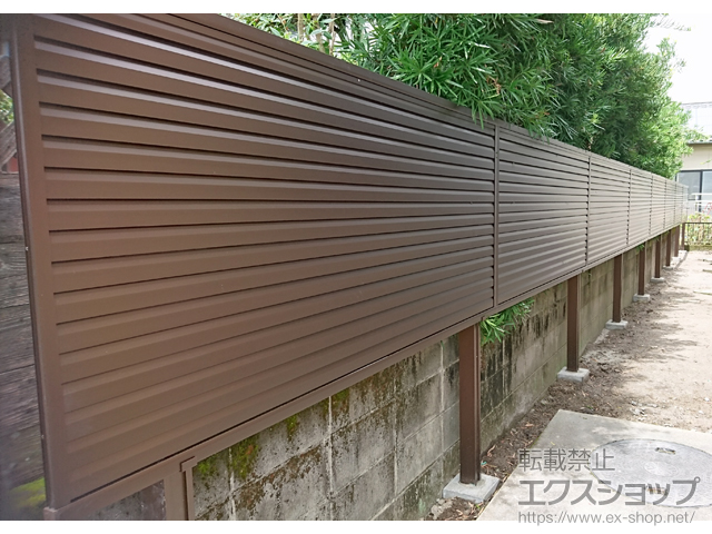 宮崎県都城市ののフェンス・柵 ミエーネフェンス 目隠しルーバータイプ 2段支柱 自立建て用（パネル1段） 施工例