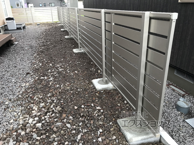 北海道函館市ののフェンス・柵 ルシアスフェンスF04型 横板 複合カラー 自由柱施工 施工例