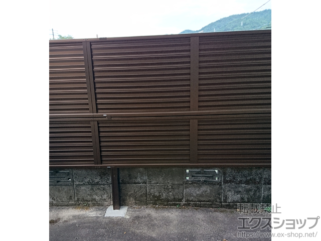 岐阜県下呂市ののフェンス・柵 ミエーネフェンス 目隠しルーバータイプ 2段支柱 自立建て用（パネル2段） 施工例