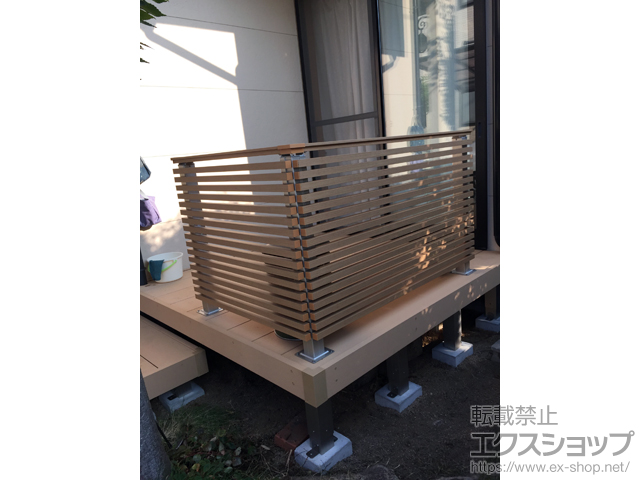 愛媛県松山市ののウッドデッキ リウッドデッキ 200＋独立式 リウッド ステップ2型＋ルシアス デッキフェンスA03型 横ストライプ 施工例