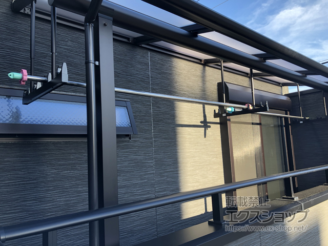 大阪府堺市ののバルコニー・ベランダ屋根 プレシオステラス F型 屋根タイプ 単体 積雪〜20cm対応＋プレシオステラス 吊り下げ物干し 標準（2本入り）×1セット+1本入り×1セット 施工例