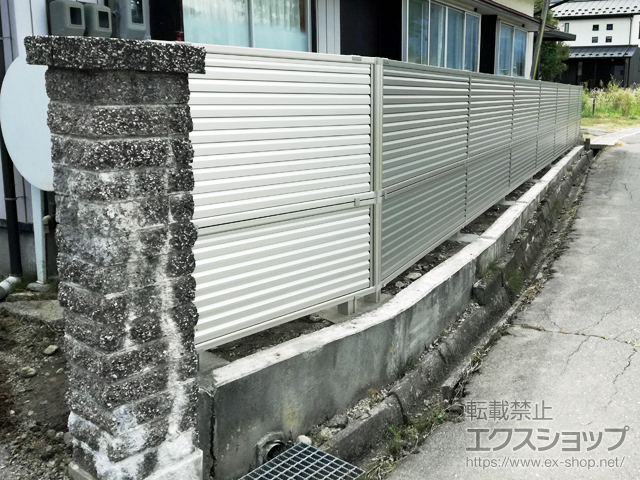 長野県大町市ののフェンス・柵 ミエーネフェンス 目隠しルーバータイプ 2段支柱 自立建て用（パネル2段） 施工例