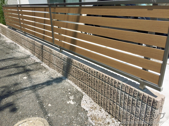 東京都西東京市ののフェンス・柵 ルシアスフェンスF04型 横板 木目カラー 自由柱施工 施工例