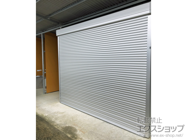 高知県香南市のLIXIL リクシル（トステム）のガレージシャッター ガレージシャッタークワトロ 電動式 外部付タイプ ※外部停電時開閉機構 施工例