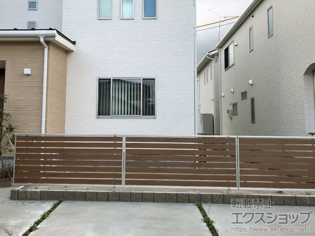 長崎県佐世保市ののフェンス・柵 ルシアスフェンスF04型 横板 複合カラー 自由柱施工 施工例