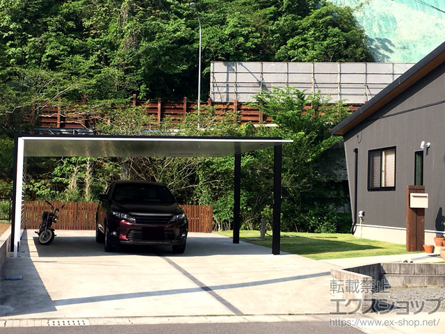 鹿児島県鹿児島市のLIXIL(リクシル)カーポート施工例(カーポートSCワイド＋ カーポートライト＋サイドスクリーン:51178356-1)