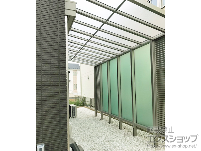 千葉県流山市ののテラス屋根 アウタールーフ 5型 多機能ルーバー＋7型 ポリカーボネート板 Aタイプ 積雪〜20ｃｍ対応 施工例