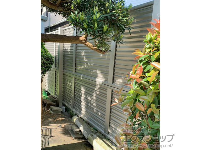神奈川県逗子市ののフェンス・柵 ミエーネフェンス 目隠しルーバータイプ 2段支柱 自立建て用（パネル2段） 施工例