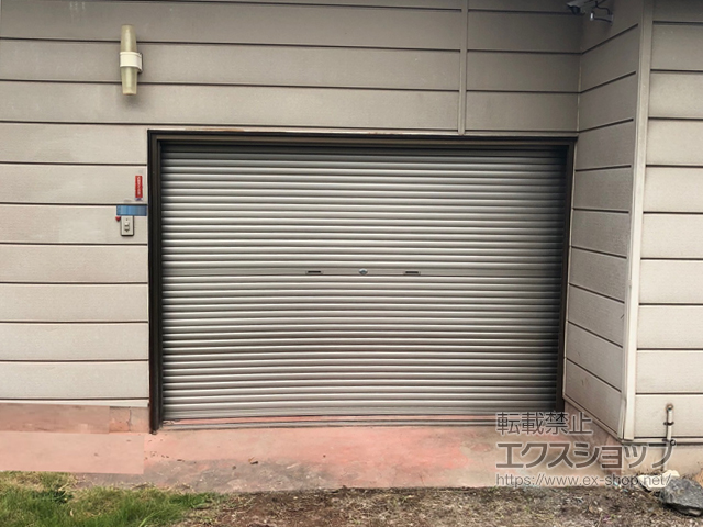 茨城県石岡市のLIXIL リクシル（トステム）のガレージシャッター ガレージシャッタークワトロ 手動式 内部付タイプ 施工例