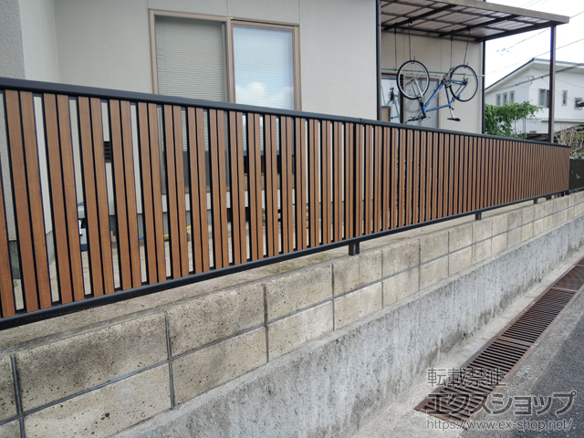 広島県広島市ののフェンス・柵 ルシアスフェンスF03型 たて半目隠し 複合カラー 自由柱施工 施工例