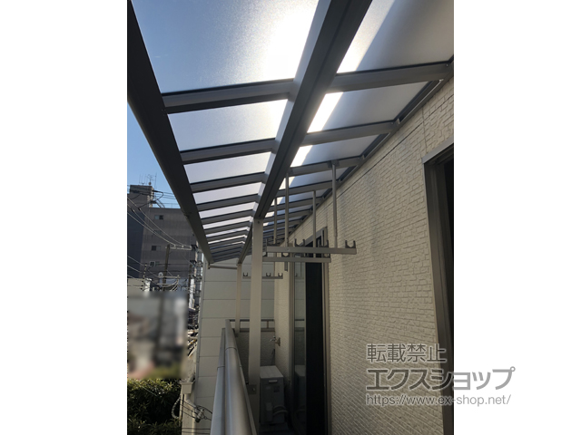 大阪府大阪市ののバルコニー・ベランダ屋根 ヴェクターテラス F型 1500 屋根タイプ 連棟 積雪〜50cm対応＋吊り下げ式物干し 標準(2本入り×2セット) 施工例