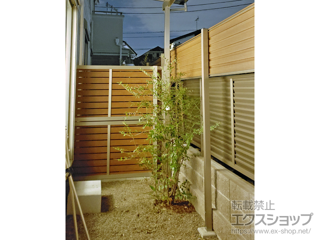 東京都調布市ののフェンス・柵 ルシアスフェンスH02型 横板格子 木調カラー 2段支柱 自立建て用 施工例