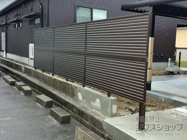 新潟県新潟市ののフェンス・柵 ミエーネフェンス 目隠しルーバータイプ 2段支柱 ブロック建て用（パネル2段） 施工例