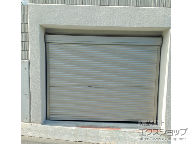 神奈川県横浜市のLIXIL リクシル（トステム）のガレージシャッター ガレージシャッタークワトロ 手動式 外部付タイプ 施工例