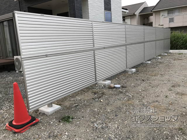 山梨県甲斐市ののフェンス・柵 ミエーネフェンス 目隠しルーバータイプ ※柱別途（パネル2段 施工例