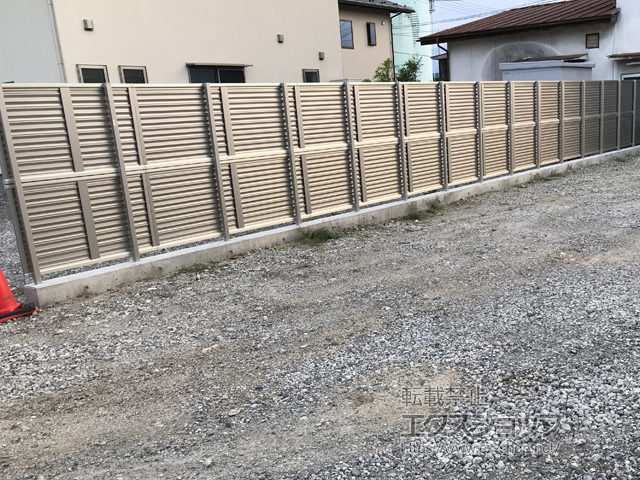 山梨県甲斐市ののフェンス・柵 ミエーネフェンス 目隠しルーバータイプ 2段支柱（パネル2段） 施工例