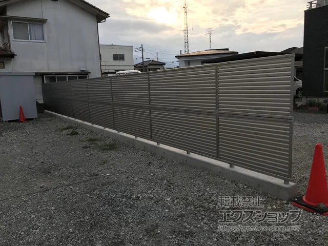 山梨県甲斐市ののフェンス・柵・塀 ミエーネフェンス 目隠しルーバータイプ 2段支柱（パネル2段） 施工例