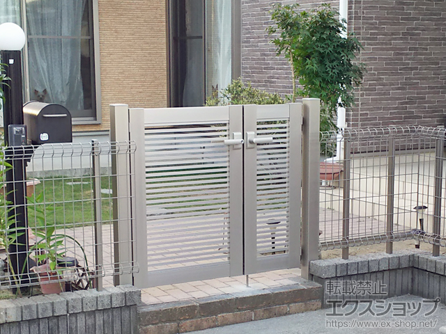 千葉県山武郡九十九里町のの門扉 シンプレオ門扉1型 横格子 両開き親子 門柱使用 施工例