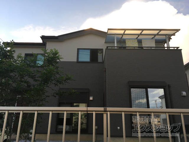 埼玉県入間郡毛呂山町ののバルコニー・ベランダ屋根 ヴェクターテラス F型 屋根タイプ 単体 積雪〜20cm対応＋ヴェクターテラス 吊り下げ式 上下可動物干し 着脱機能なし ショート 2本入り×1セット 施工例