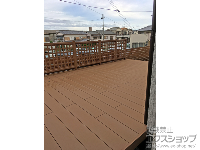 大阪府東大阪市ののウッドデッキ リウッドデッキ 200＋リウッドデッキフェンス1型＜井桁格子＞ 施工例