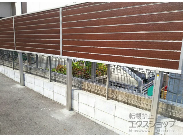 埼玉県越谷市のYKKAPのフェンス・柵・塀 ルシアスフェンスF02型 横目隠し 木調カラー 2段支柱 自立建て用(パネル1段) 施工例