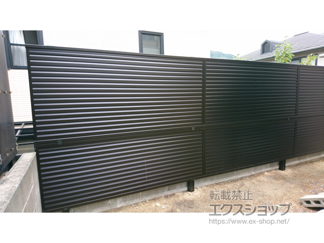 山口県防府市ののフェンス・柵 ミエーネフェンス 目隠しルーバータイプ 2段支柱 自立建て用（パネル2段） 施工例