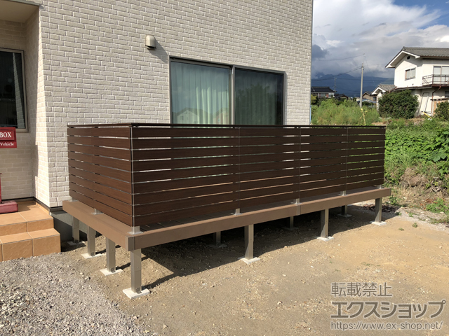 長野県東御市ののウッドデッキ リウッドデッキ 200＋ リウッド ステップ5型 Sタイプ（2段）＋ルシアスデッキフェンスA01型＜横板格子タイプ＞ 施工例