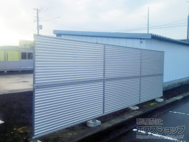 青森県上北郡東北町ののフェンス・柵 ミエーネフェンス 目隠しルーバータイプ 2段支柱 自立建て用（パネル2段） 施工例