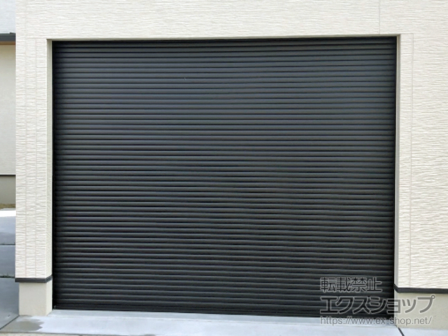 福岡県行橋市のLIXIL リクシル（トステム）のガレージシャッター ガレージシャッタークワトロ 電動式 内部付タイプ 施工例
