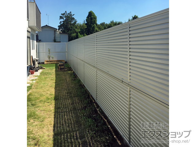 埼玉県狭山市ののフェンス・柵 ミエーネフェンス 目隠しルーバータイプ 2段支柱 自立建て用（パネル2段） 施工例