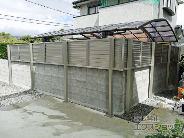 徳島県阿波市ののフェンス・柵 ミエーネフェンス 目隠しルーバータイプ 2段支柱 自立建て用（パネル1段） 施工例