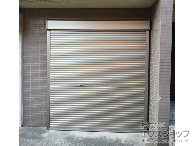 神奈川県横浜市のLIXIL リクシル（トステム）のガレージシャッター ガレージシャッタークワトロ 手動式 外部付タイプ 施工例