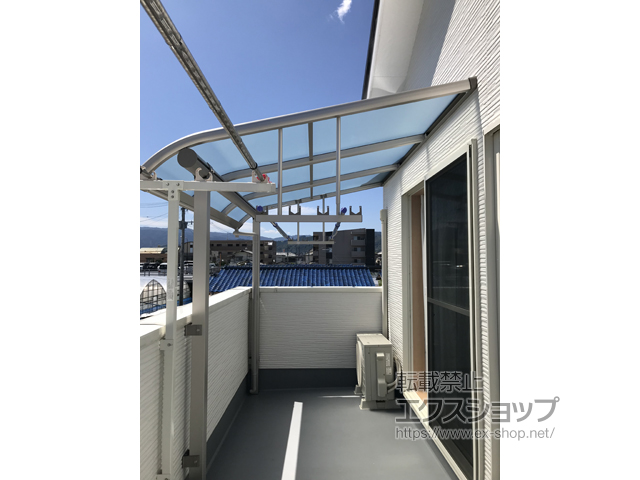 福岡県福岡市ののバルコニー・ベランダ屋根 ヴェクターテラス R型 屋根タイプ 単体 積雪〜20cm対応＋吊り下げ式物干し 標準(2本入り×1セット)　 施工例