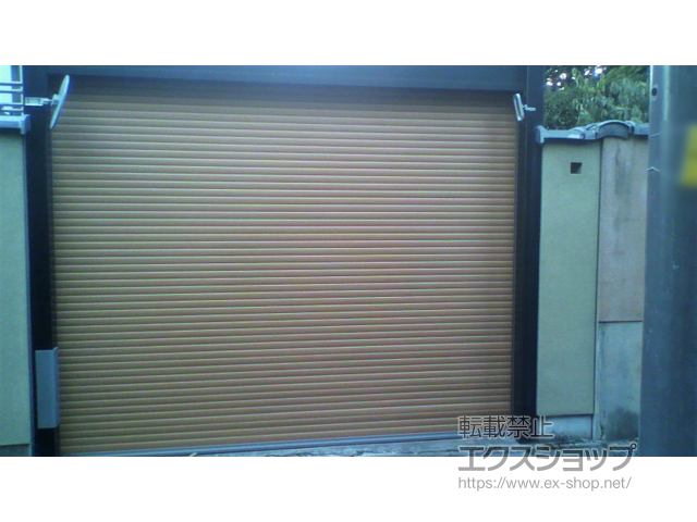 京都府京都市のLIXIL リクシル（トステム）のガレージシャッター ガレージシャッタークワトロ 電動式 内部付タイプ 木目調 施工例