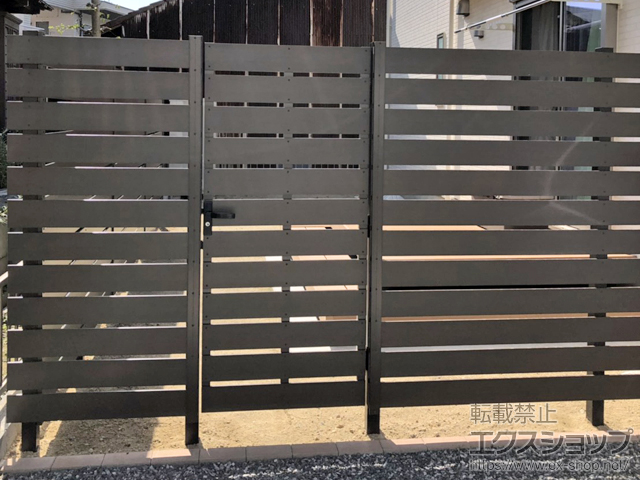 岐阜県岐阜市のの門扉 アーバン扉　アルミ柱60角　12段横貼り　隙間20mm　(H=1800 下140あき) 施工例