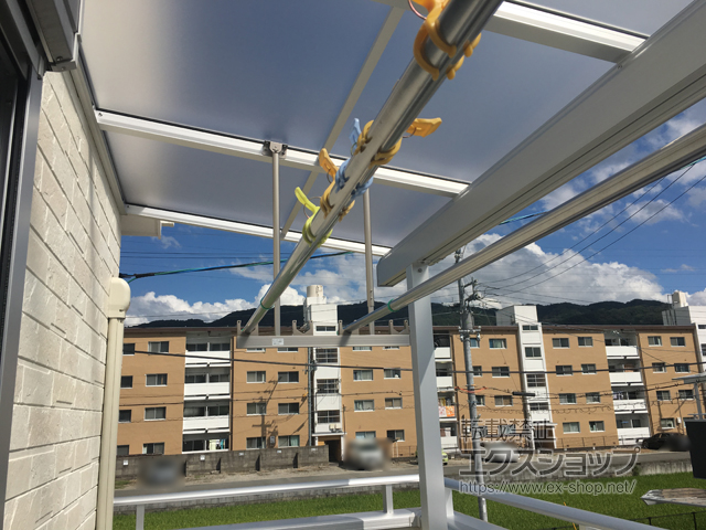 大阪府八尾市ののバルコニー・ベランダ屋根 ヴェクターテラス F型 屋根タイプ 単体 積雪〜20cm対応＋ ヴェクターテラス　吊り下げ式物干し 標準(2本入り×1セット) 施工例