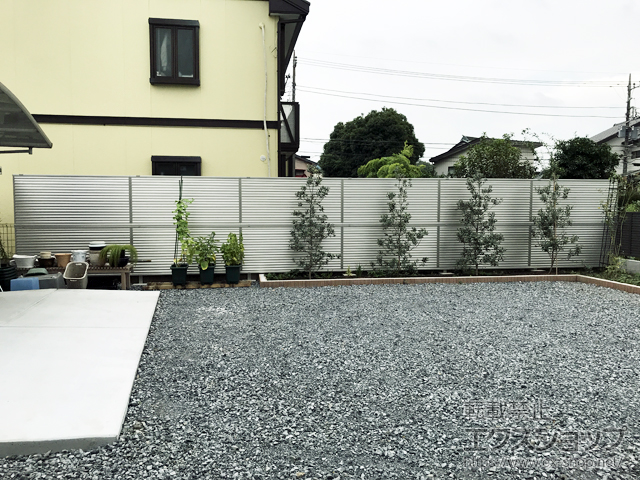 神奈川県相模原市ののフェンス・柵 ミエーネフェンス 目隠しルーバータイプ 2段支柱 自立建て用（パネル2段） 施工例