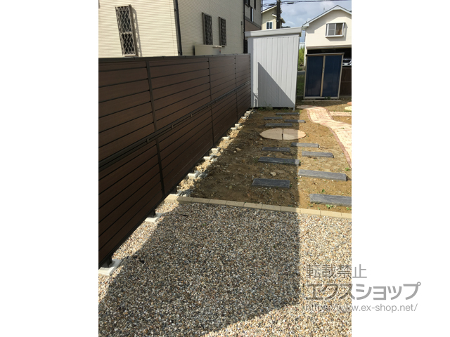 静岡県袋井市ののフェンス・柵 モクアルフェンス 目隠しタイプ 2段支柱 自立建て用（パネル2段） 施工例