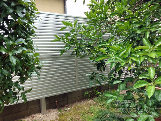 奈良県奈良市ののフェンス・柵 ミエーネフェンス 目隠しルーバータイプ 2段支柱 自立建て用（パネル2段） 施工例