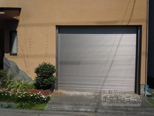 静岡県富士市のLIXIL リクシル（トステム）のガレージシャッター ガレージシャッタークワトロ 電動式 内部付タイプ 施工例