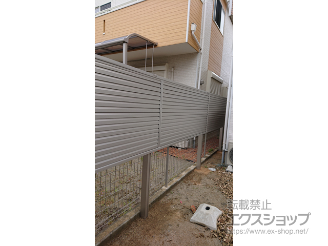 福岡県古賀市ののフェンス・柵 ミエーネフェンス 目隠しルーバータイプ 2段支柱 自立建て用*パネル1段 施工例