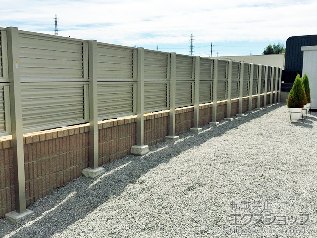 群馬県藤岡市ののフェンス・柵 ミエーネフェンス 目隠しルーバータイプ 2段支柱 自立建て用（パネル2段） 施工例